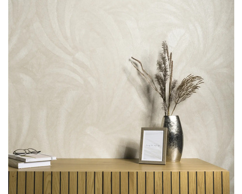 Helle Wandtapete mit Pflanzenmuster, Bücher, Brille, Bilderrahmen und Vase auf einem Holzschrank