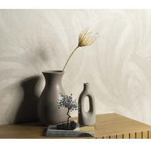 Dekorative Tapete mit Federdesign, kombiniert mit Vasen und Dekoration auf einem Tisch.