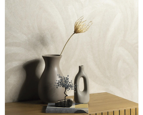 Dekorative Tapete mit Federdesign, kombiniert mit Vasen und Dekoration auf einem Tisch.