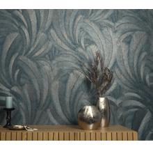 Dekorative Wand mit Feder-Tapetenmuster, verziert mit Vasen und Kerzen