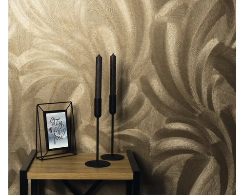 Nahaufnahme einer Wand mit Feder-Tapetenmuster, einem Kerzenständer und einem Bilderrahmen auf einem Holztisch