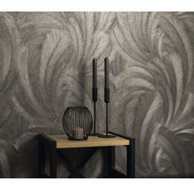 Tapete mit Federdesign auf einem Tisch mit Kerzen und Kerzenhalter