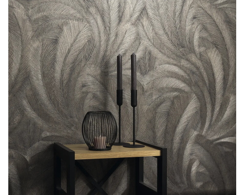 Tapete mit Federdesign auf einem Tisch mit Kerzen und Kerzenhalter