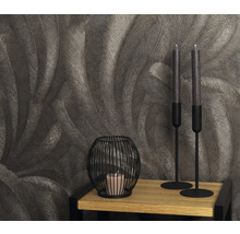 Dekorative Szene mit Feder-Tapete, Kerzenständern und Windlicht