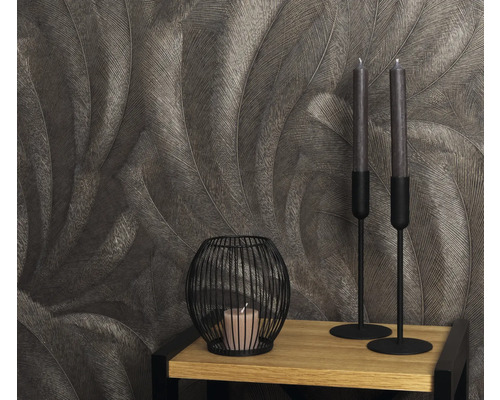 Dekorative Szene mit Feder-Tapete, Kerzenständern und Windlicht