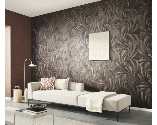 Wohnzimmer mit Sofa und gemusterter Tapete