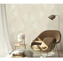 Wohnzimmer mit Sessel, Stehlampe und gemusterter Tapete