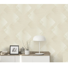 Innenraum mit gemusterter Tapete und Kommode