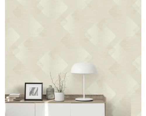 Innenraum mit gemusterter Tapete und Kommode