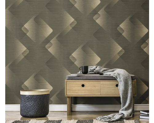 Wohnraumszene mit gemusterter Tapete, Bank, Korb und Teppich für ein stilvolles Ambiente.