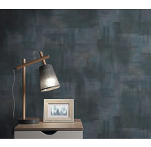 Szene mit einer grauen Tapete, einer Holzlampe und einem Bilderrahmen auf einem Nachttisch