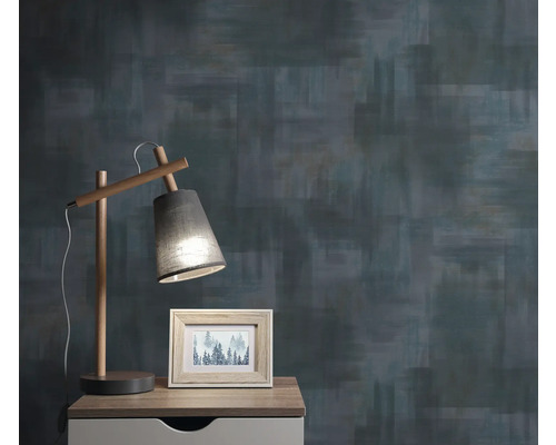 Szene mit einer grauen Tapete, einer Holzlampe und einem Bilderrahmen auf einem Nachttisch