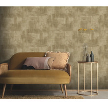 Zimmer mit gemusterter Tapete, Sofa und Beistelltisch.