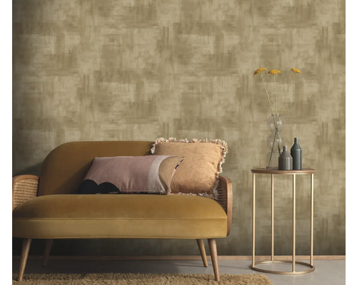 Zimmer mit gemusterter Tapete, Sofa und Beistelltisch.