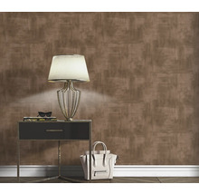 Raumansicht mit gemusterter Tapete, Tischlampe und Dekoration