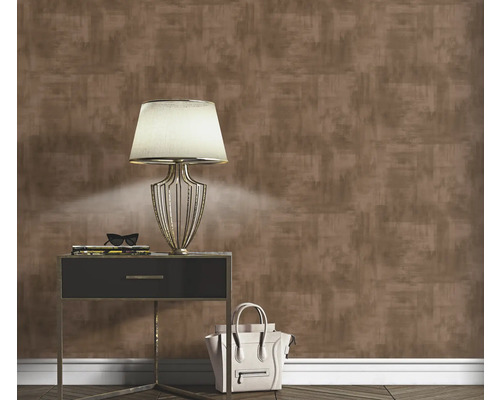 Raumansicht mit gemusterter Tapete, Tischlampe und Dekoration