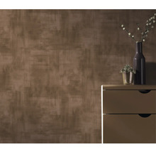 Braune Mustertapete mit Kommode, Vase und Pflanze