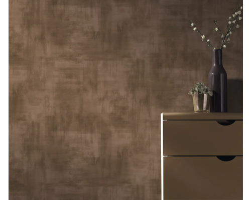 Braune Mustertapete mit Kommode, Vase und Pflanze