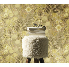 Nahaufnahme einer floralen Tapete mit Hocker, Büchern und Brille