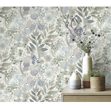 Wand mit Blumentapete und Tisch mit Vasen