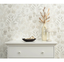 Dekorative florale Tapete mit Kommode, Lampe und Vase mit Gräsern