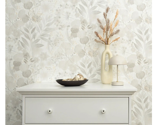 Dekorative florale Tapete mit Kommode, Lampe und Vase mit Gräsern