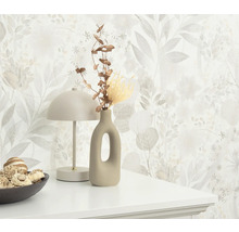 Dekorative Szene mit floraler Tapete, Lampe, Vase und Schale auf einer Kommode