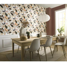 Esszimmer mit Esstisch, Stühlen, Pendelleuchte und floraler Tapete