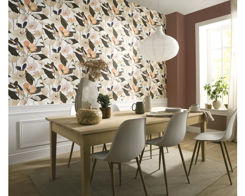 Esszimmer mit Esstisch, Stühlen, Pendelleuchte und floraler Tapete