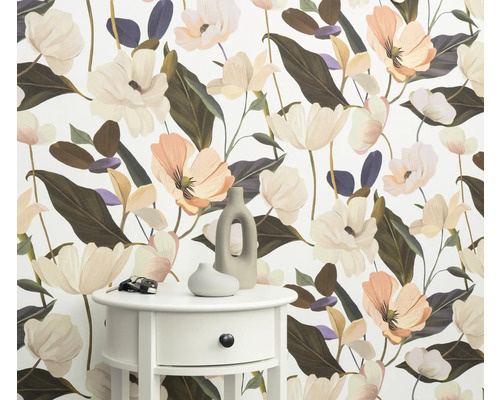 Szene mit Blumentapete, Nachttisch und dekorativen Vasen