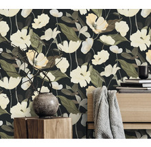 Szene mit floral gemusterter Tapete, Vase mit Zweigen und Bücherstapel