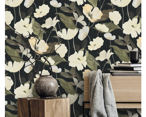 Szene mit floral gemusterter Tapete, Vase mit Zweigen und Bücherstapel