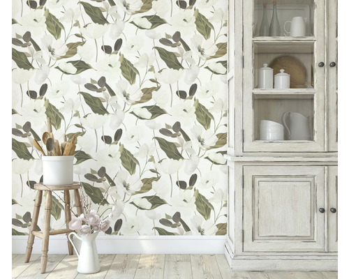 Szene mit floraler Tapete, Küchenschrank, Hocker und Küchenutensilien für eine helle und organisierte Raumatmosphäre.