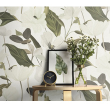 Tapete mit Blumenmuster, Tisch mit Uhr, Vase und Bild