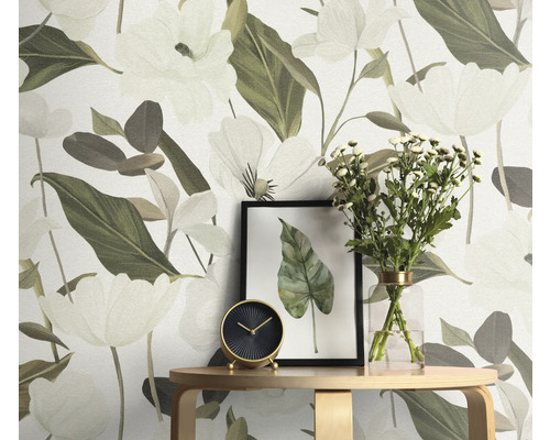 Tapete mit Blumenmuster, Tisch mit Uhr, Vase und Bild