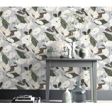 Blumentapete mit floralem Muster in einem Raum mit Tischdekoration