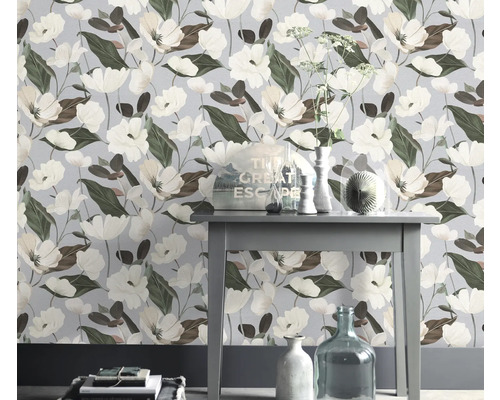 Blumentapete mit floralem Muster in einem Raum mit Tischdekoration