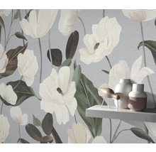 Nahaufnahme einer Tapete mit Blumenmuster im Interieur