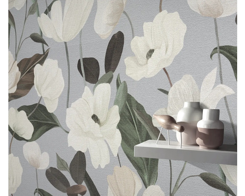 Nahaufnahme einer Tapete mit Blumenmuster im Interieur