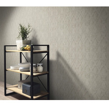 Innenraum mit gemusterter Tapete und Regal