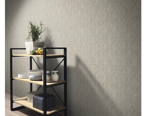 Innenraum mit gemusterter Tapete und Regal