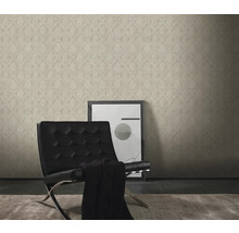 Wohnraum mit gemusterter Tapete, Sessel und Bild