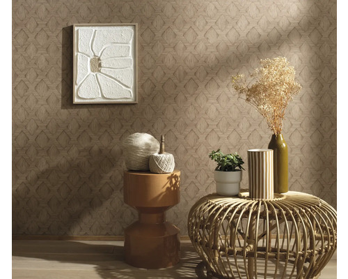 Dekoratives Interieur mit gemusterter Tapete, Wandkunst und Tischdekoration.