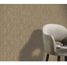 Gemusterte Tapete mit Stuhl