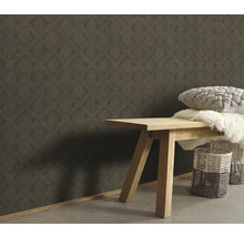 Raumgestaltung mit gemusterter Tapete, Sitzbank, Kissen und Körben