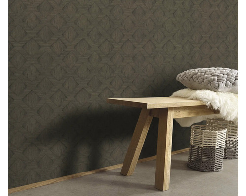 Raumgestaltung mit gemusterter Tapete, Sitzbank, Kissen und Körben