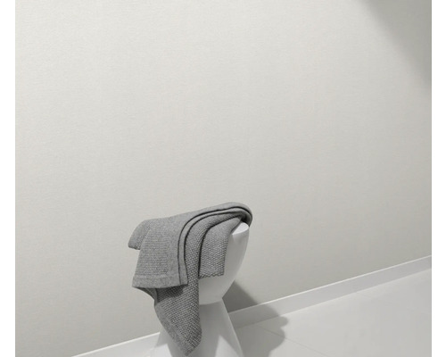 Graue Decke auf einem weißen Hocker