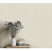 Dekorative Wand mit Vase, Disteln und Korb