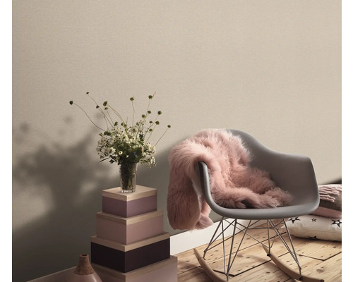 Helle, freundliche Inneneinrichtung mit Dekorationen wie Blumen, einer Decke und einer Sitzgelegenheit.