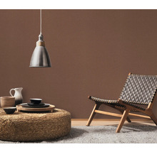 Wohnzimmer mit Pendelleuchte, Sitzgelegenheit und Dekoration auf einem Tisch